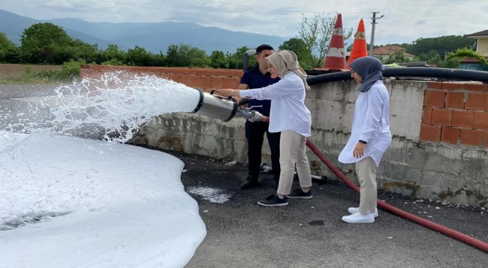 Sakarya İtfaiyesi’nden gençlere yangına müdahale eğitimi