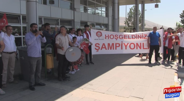 Avrupa Şampiyonu halterci şölenle karşılandı