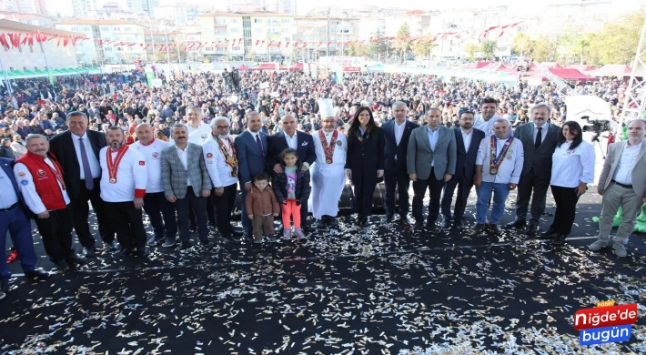 Niğde'de Valilik, belediye, Niğde Ömer Halisdemir Üniversitesi, Elma Üreticileri Birliği ve sivil toplum kuruluşları işbirliğiyle düzenlenen "2. Hasat Günleri Elma Festivali" başladı.