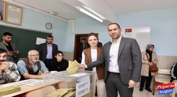 Niğde'de Protokol ve Siyasi Partilerin Adayları Oylarını Kullandı