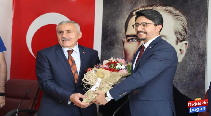 AK Parti Niğde İl Başkanı olarak atanan Av. Mustafa Özdemir İl Başkanlığında düzenlenen devir teslim töreniyle Nuri Ayduğan'dan görevi devraldı.