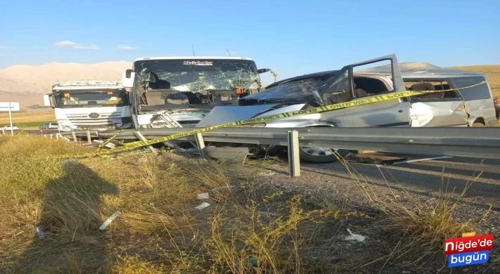 Çamardı'da meydana gelen trafik kazasında 1 kişi hayatını kaybetti 6 kişi yaralandı.