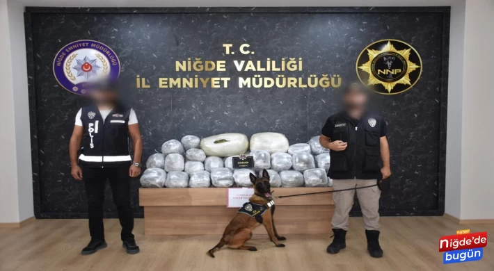 Niğde İl Emniyet Müdürlüğü KOM ve Narkotik ekipleri bir tıra yaptıkları operasyonda 72 kg 500 gr esrar ele geçirdi.