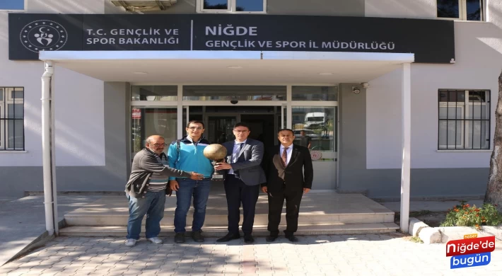 Şampiyonlardan Gençlik Sporu Müdürüne Ziyaret