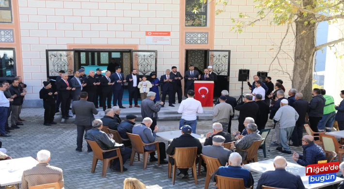 Niğde’de hayırsever tarafından yaptırılan cami ibadete açıldı.