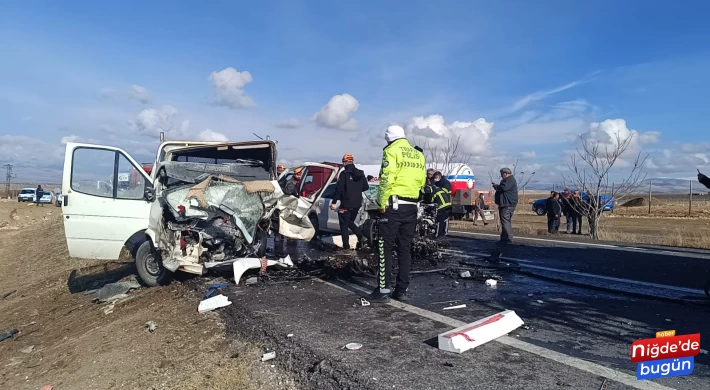 Kamyonetle Otomobil Kafa Kafaya Çarpıştı 1 Ölü 2 Yaralı