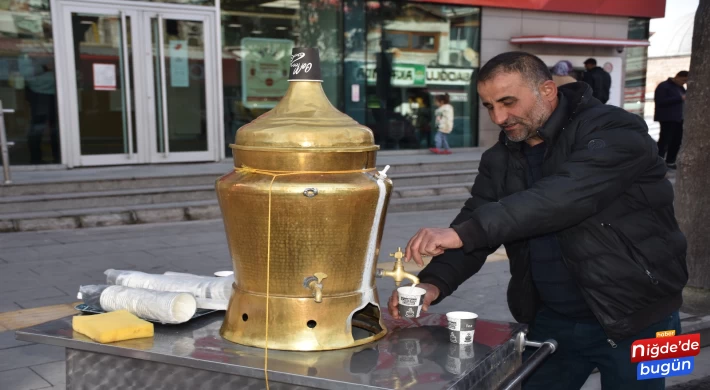 30 Yıldır Sokak Sokak Salep Satıp Evini Geçindiriyor