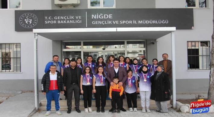 Kız Voleybol Takımından Gençlik Spor İl Müdürüne Ziyaret