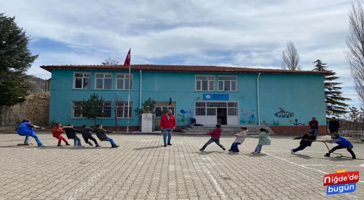 Gençlik merkezi gönüllüleri köy okulundaki çocuklara mutluluk dağıttı