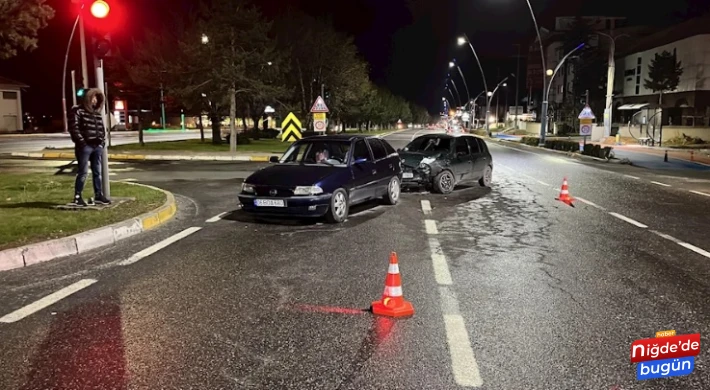 Kırmızı ışık ihlali kazaya neden oldu: 2 kişi yaralandı