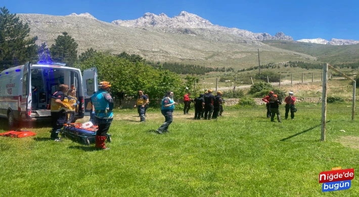 Demirkazık Zirvesine Tırmanırken Ayağı Kırılan Dağcı Kurtarıldı