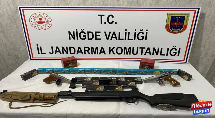 Balkondan havaya ateş açan o anları da sosyal medya hesaplarında paylaşan şahıslar jandarma tarafından yakalandı.