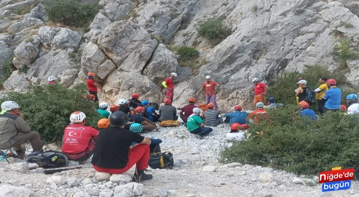 Demirkazık'da Tek İp Boylu Kaya Tırmanış Eğitim Kampı Devam Ediyor