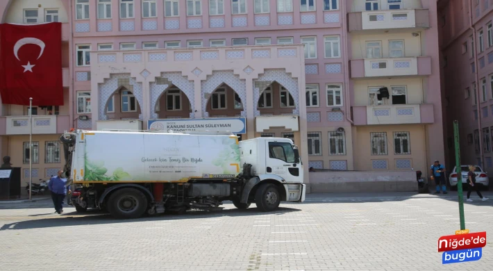 Niğde Belediyesi Okul Bahçelerini Temizliyor