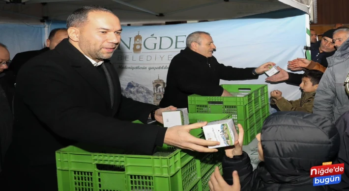 Başkan Özdemir’den vatandaşa kandil simidi ikramı