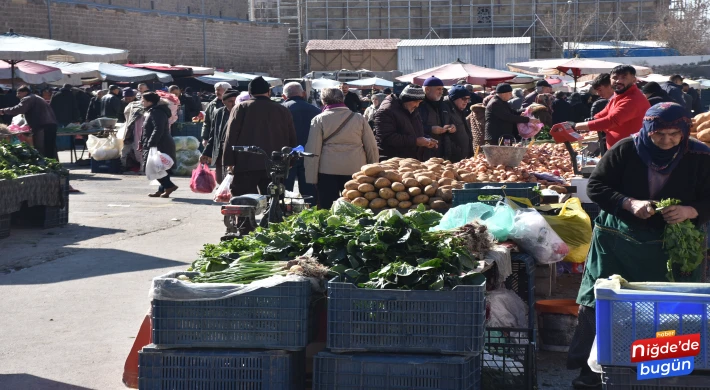 Niğde Perşembe Pazarı'nda Ramazan Öncesi Yoğunluk