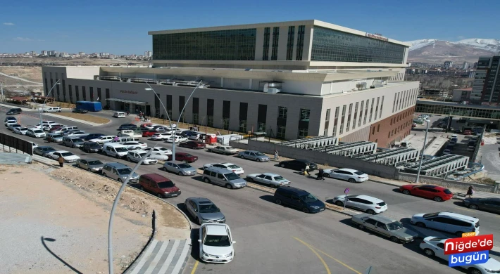 Hastanenin Kapalı Otoparkı Boş, Yol Kenarları Dolu