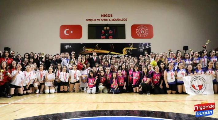 Niğde'de Mahalli Lig Voleybol Müsabakaları Tamamlandı