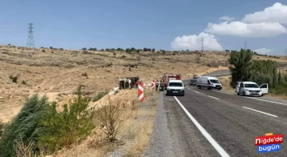 Niğde Çiftlik Dağ Yolunda saman kamyonu devrildi 2 kişi yaralandı.