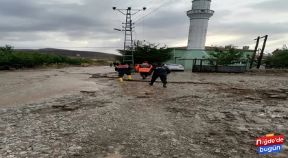 Sel felaketinin yaraları sarılıyor, zarar gören yollar onarılıyor