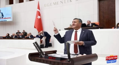 Gürer, TBMM'de pahalılığa dikkat çekmek için kürsüye bu sefer de kemikle çıktı