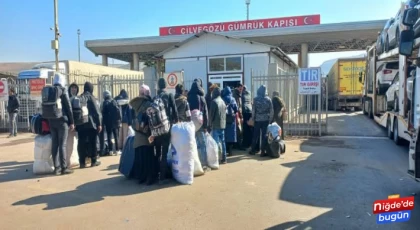 Suriyeliler, depremden etkilenen yakınlarını görmek için ülkelerine gidiyor