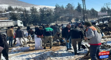 Ulukışla'da Ulukışla Kaymakamlığı, Ulukışla Ulukışla Belediyesi, Köy muhtarları ve Ulukışla halkı ile birlikte deprem bölgelerine gönderilmek üzere odunlar kesilip torbalanıyor.