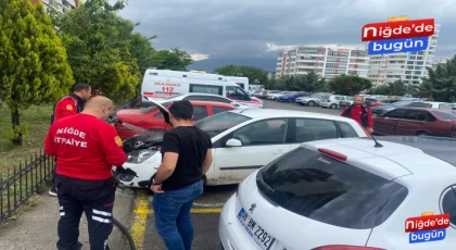 Hastane bahçesinde park halindeki araç alev aldı.