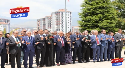 Niğde protokolü, Kurban Bayramı arefesinde Niğde Şehitliğini ziyaret ederek; kahraman şehitlerimizin kabirleri başında dua ettiler, karanfil bıraktılar.