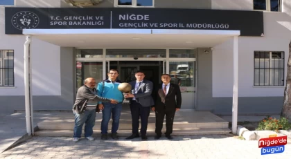 Şampiyonlardan Gençlik Sporu Müdürüne Ziyaret