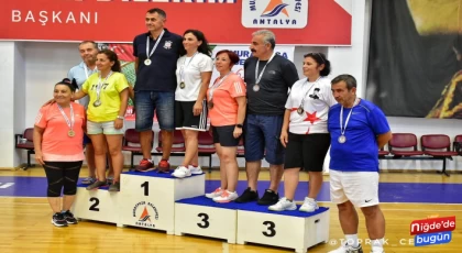 Veteran Badminton Sporcularından 3 Madalya