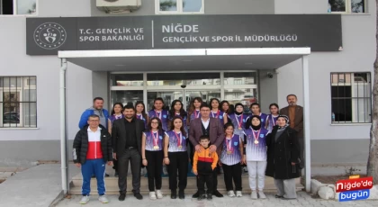 Kız Voleybol Takımından Gençlik Spor İl Müdürüne Ziyaret