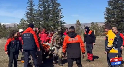 Niğde Aladağlar’da üzerine kar kütlesi düşen kadın rehber İsmet İnan’ın cansız bedeni helikopterle bulunduğu yerden alındı.