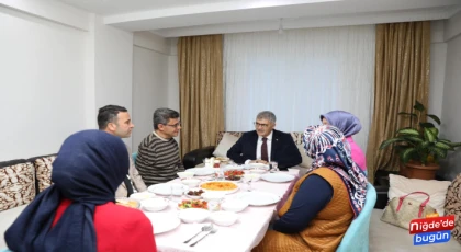 Vali Çelik ve Eşi Depremzede Aile İle İftar Yaptı