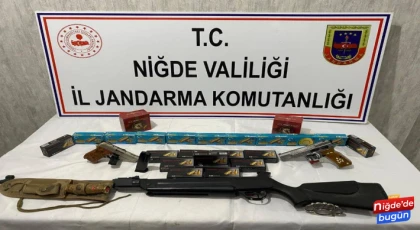 Balkondan havaya ateş açan o anları da sosyal medya hesaplarında paylaşan şahıslar jandarma tarafından yakalandı.