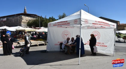 Sağlık Çalışanları Halkı Kolon Kanserine Karşı Bilgilendiriyor