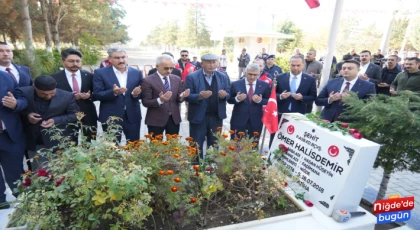 Bakan Uraloğlu, şehit Ömer Halisdemir'in kabrini ziyaret etti